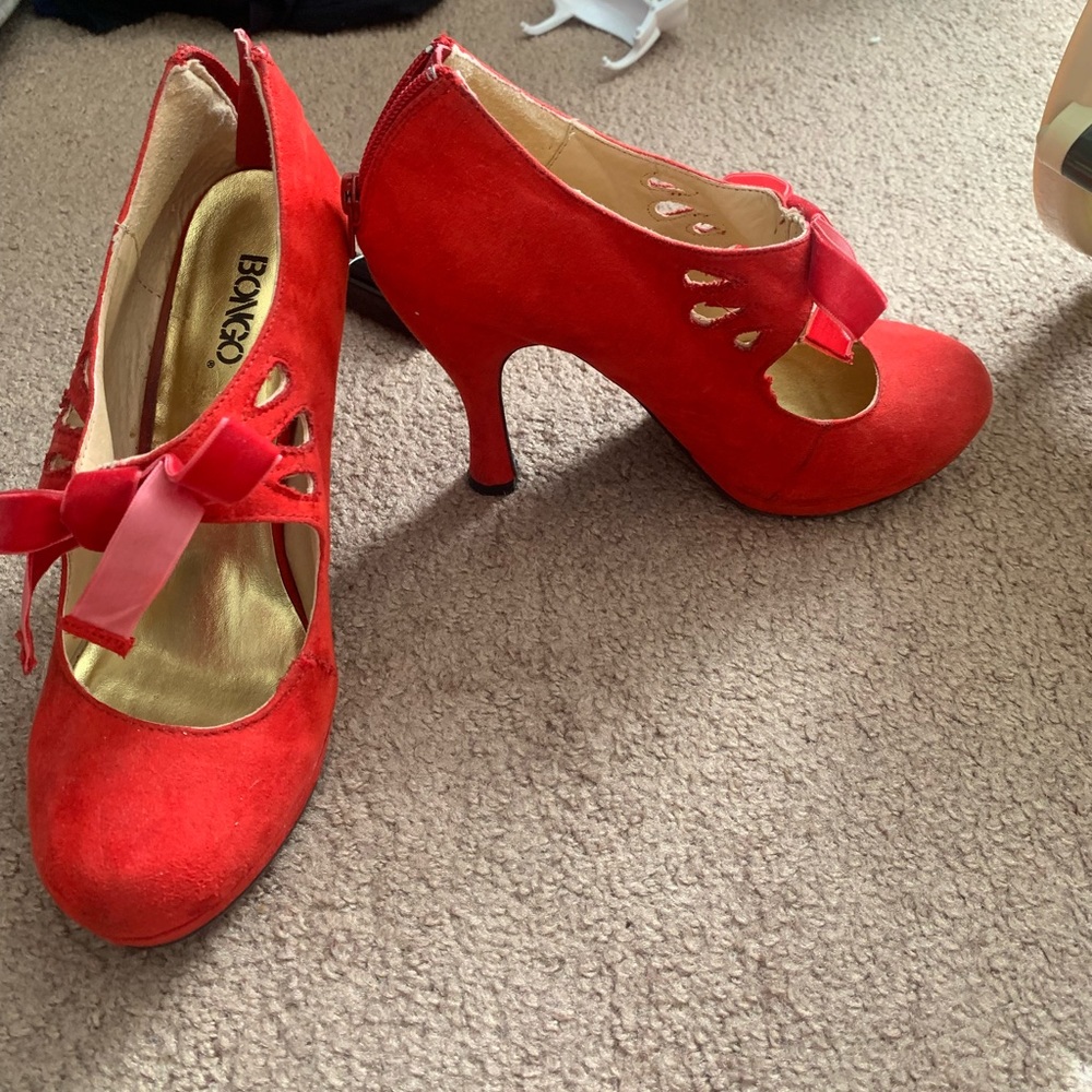 Red bow heel